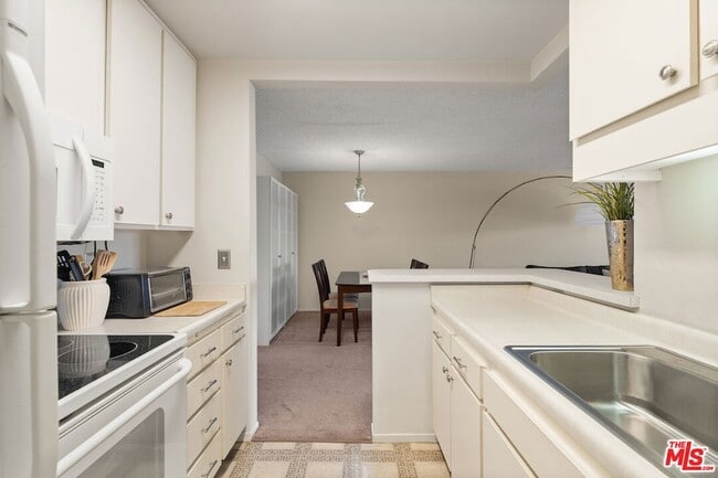 Building Photo - 7765 W 91st St