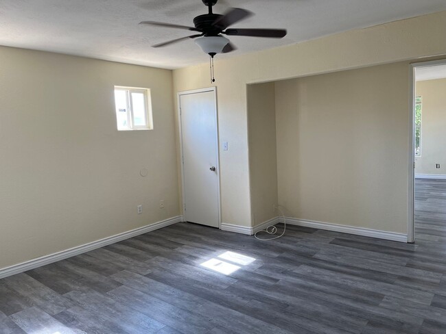 Building Photo - 4 bedroom 2bathroom Home Available now! Ap...