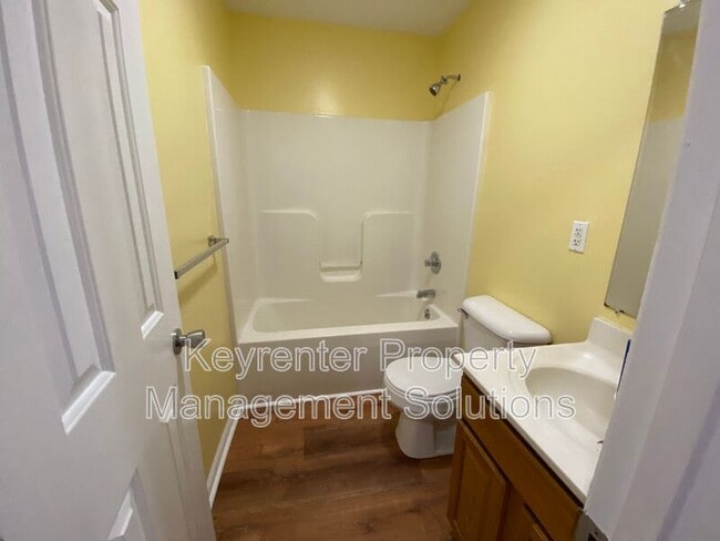 Building Photo - 1050 B St