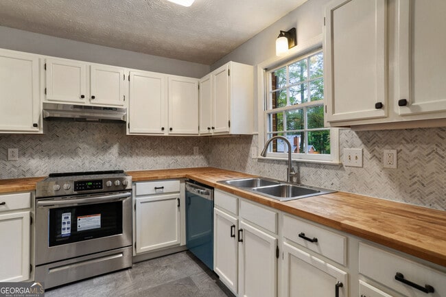 Building Photo - 587 Wedgewood Dr