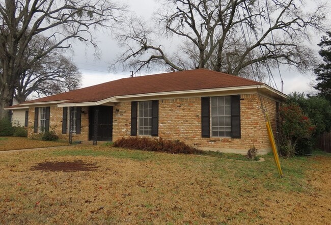 Building Photo - Expansive 3/2 Home in Tyler w/Additional Den and Living Room!