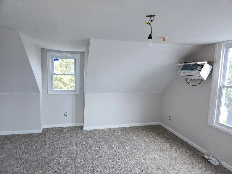 Building Photo - 6 W 6th St