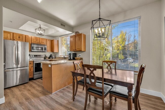 Building Photo - 2 Bed Pinecreek Condo with garage