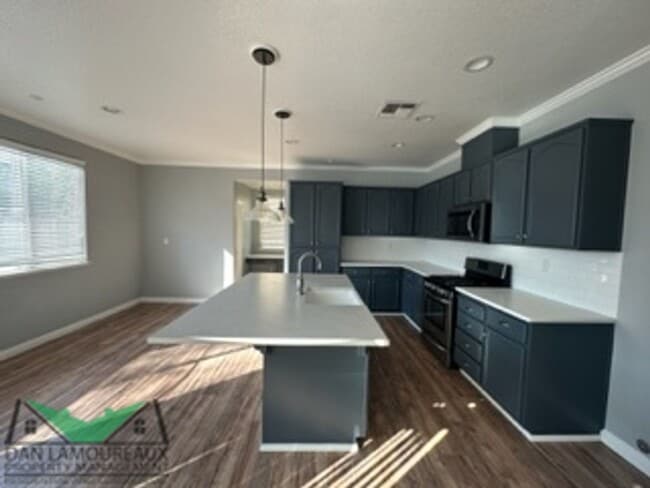 Building Photo - 1826 Lowe Dr