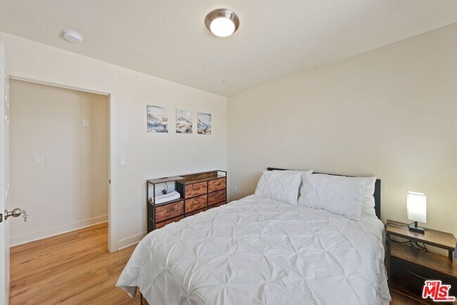 Building Photo - 5912 S Flower St