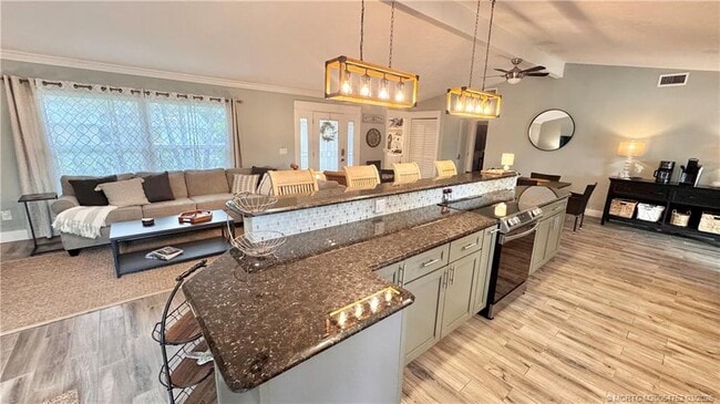 Building Photo - 323 SW Ridge Ln