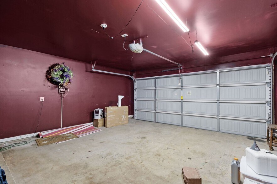 Building Photo - 203 Simi Dr