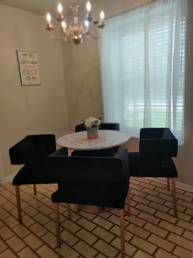 Building Photo - 6373 Ivanhoe Ln