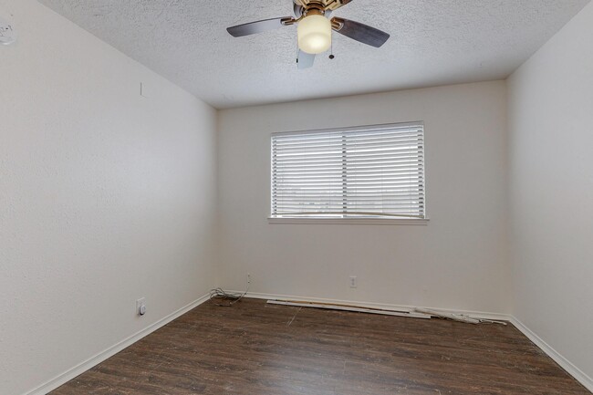 Building Photo - 208 Shawnee Ct SE