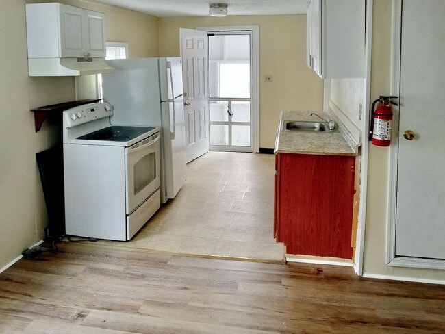 Building Photo - 26-28-28 E Pine St.