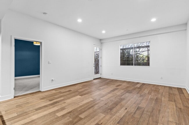 Building Photo - Stunning Modern Luxury 3BD/2BA Condo in Ma...