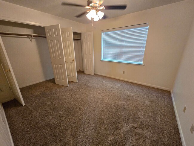 Building Photo - College Station - 3 bedroom / 2 bath 4 plex- downstair units.