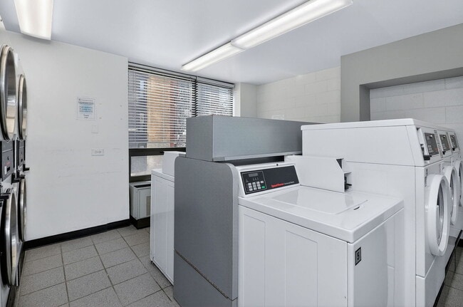 Building Photo - 2500 N Lakeview Ave