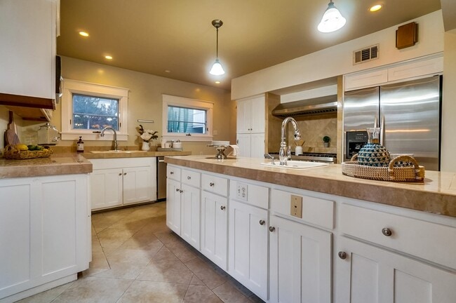 Building Photo - 3131 E Corto Pl