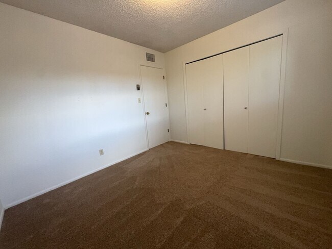 Building Photo - Very Nice 3 bedroom 2 bath with 2 car garage.