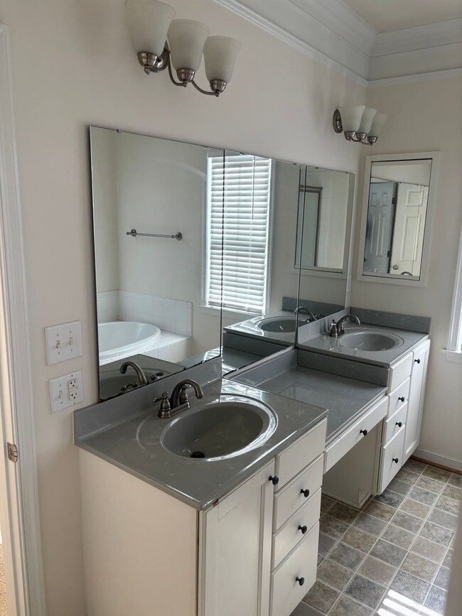 Building Photo - Great Home in Crozet!