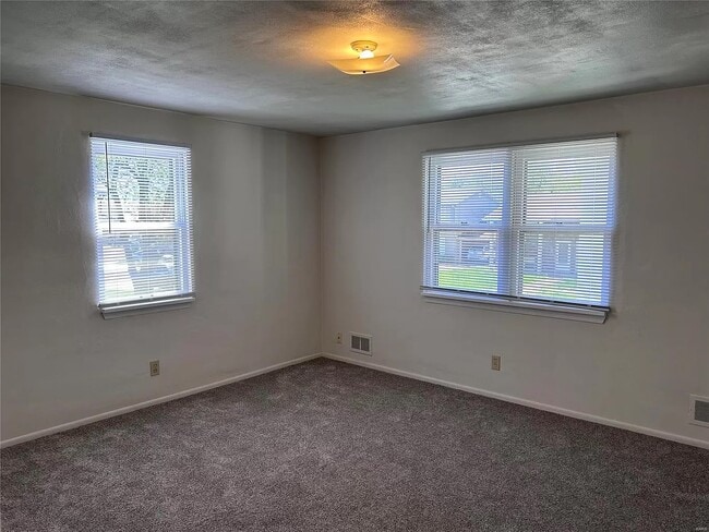 Building Photo - 208 Howard Dr
