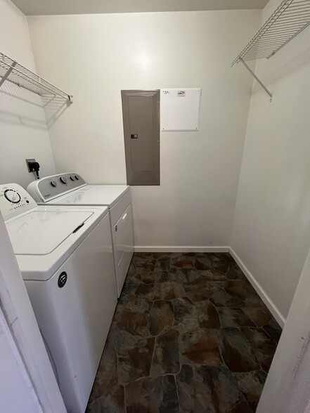 Building Photo - 9 - 13 E Verity St.