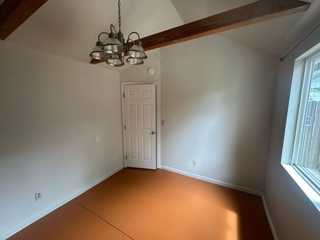 Building Photo - 2 BR w/ Bonus Room/Office