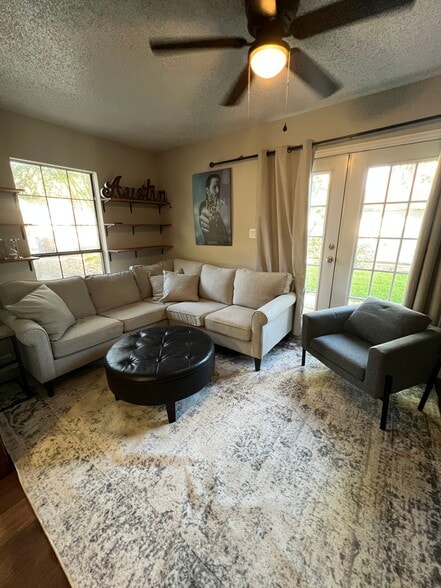 Building Photo - 807 Kavanagh Dr