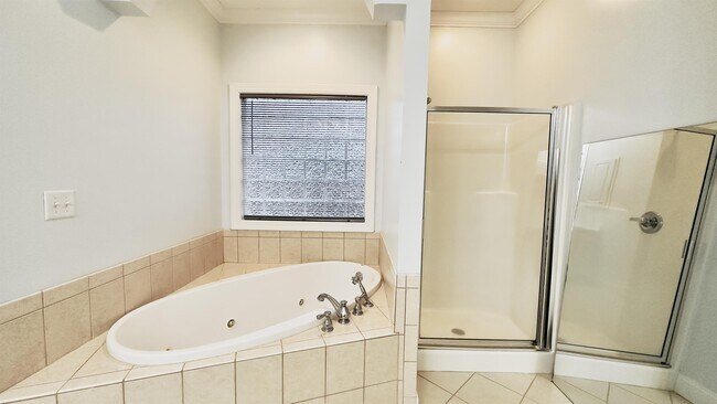 Building Photo - 423 Sterling Dr