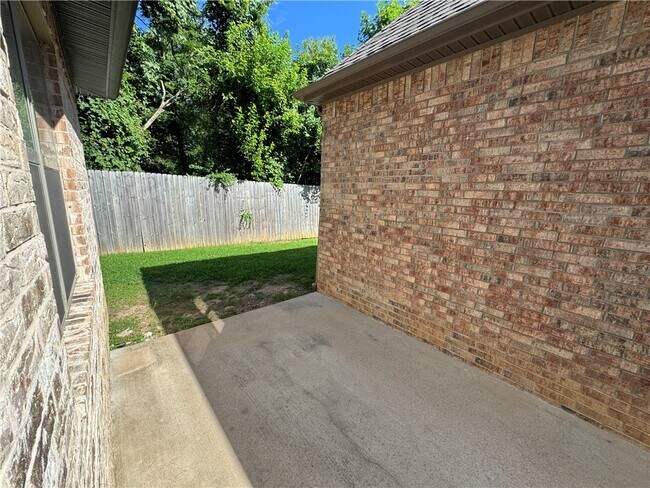 Building Photo - 1800 SW Riverstone Rd