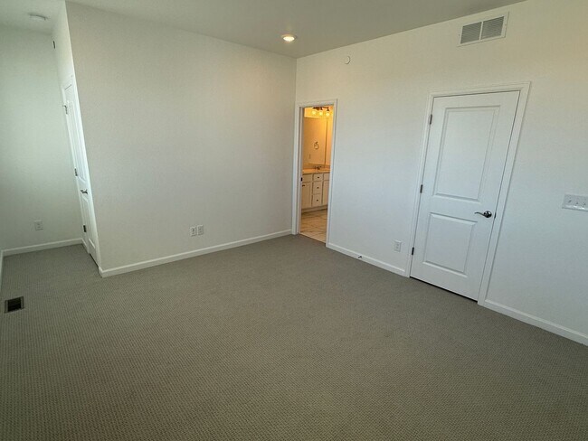 Building Photo - BRAND NEW 3 bedroom townhome in Castle Pines!