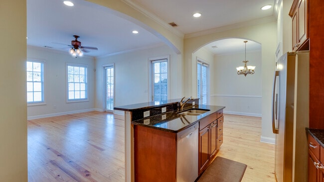 Building Photo - 407 E Hull St