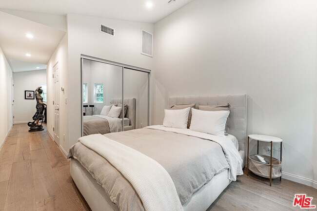 Building Photo - 1438 San Ysidro Dr