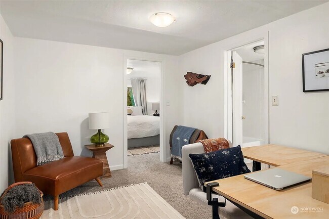 Building Photo - Bright & Charming 1Bed/1Bath + Den in Prim...