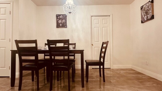 Building Photo - 3 Bedrooms Home in Gated Community