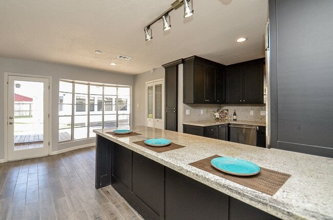 Building Photo - 9215 Sharpcrest St