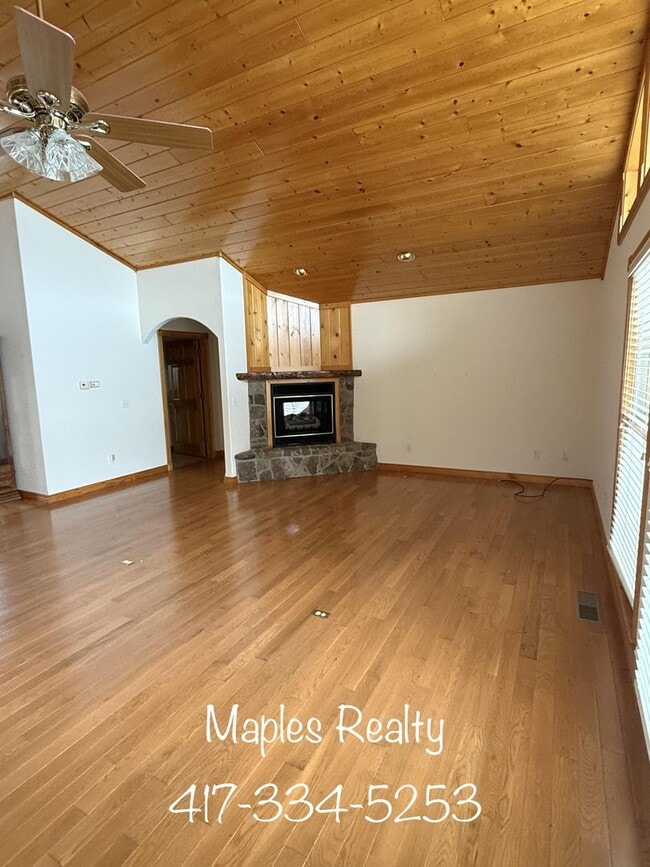 Building Photo - Executive Lake Home near Big Cedar Lodge