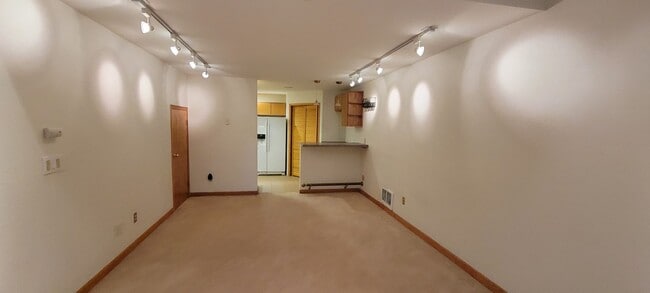 Building Photo - Redmond Bridle Trails One bedroom!