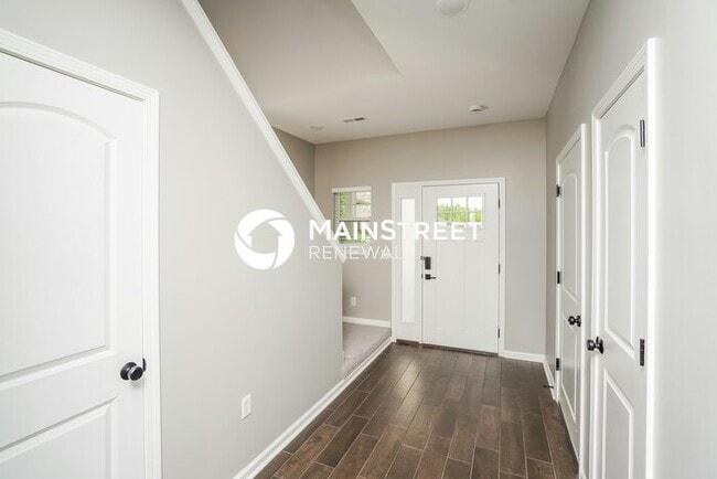 Building Photo - 3 Bedroom Pet-Friendly Home in Jeffersonville, IN with Main Street Renewal