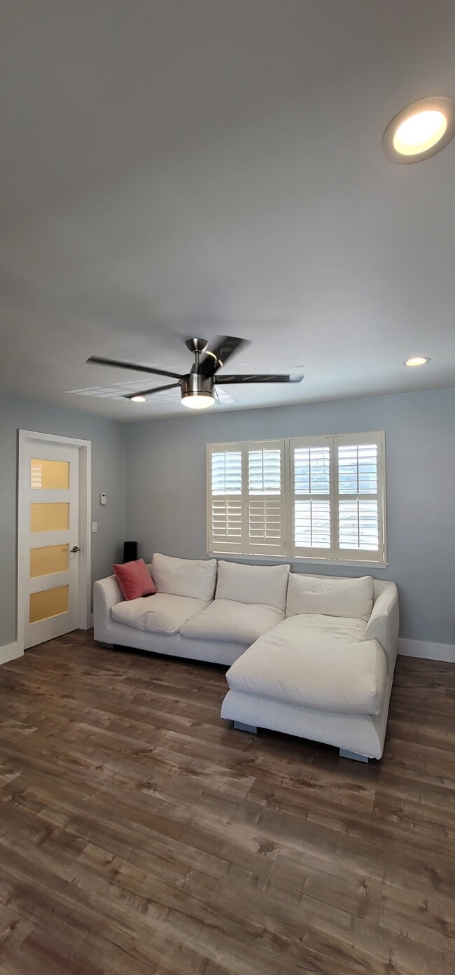 Living rm to hallway - 2604 Graham Ave