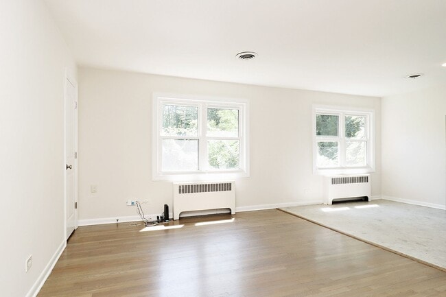Building Photo - Half Off 1st Month's Rent! Student & Pet-Friendly Apartment With Ting Internet