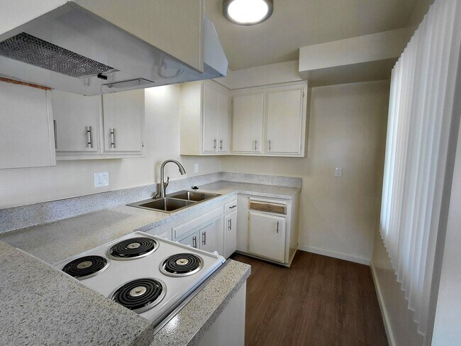Building Photo - Memorial Apartments- Super Clean 2 Bedroom 1 Bath Apartment in Memorial Heights