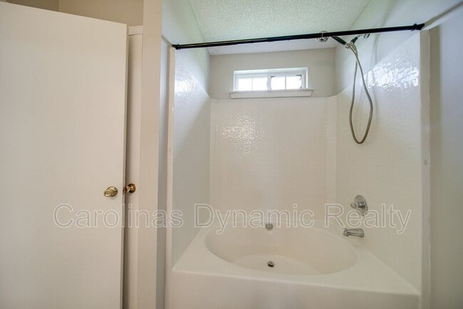 Building Photo - 120 Lantana Dr