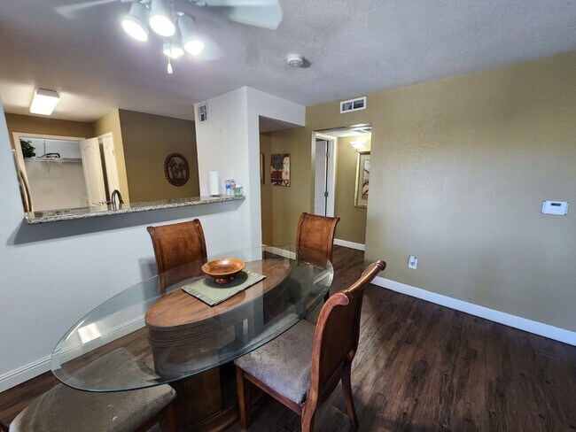 Building Photo - Gated 2 Bedroom Condo - Furnished