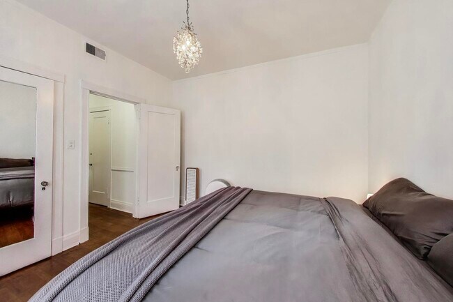 Building Photo - 5108 S Woodlawn Ave
