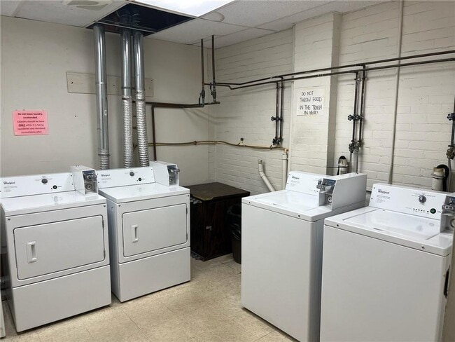 Building Photo - 362 Main St