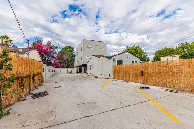Building Photo - Brand-New Luxury Townhomes in NoHo