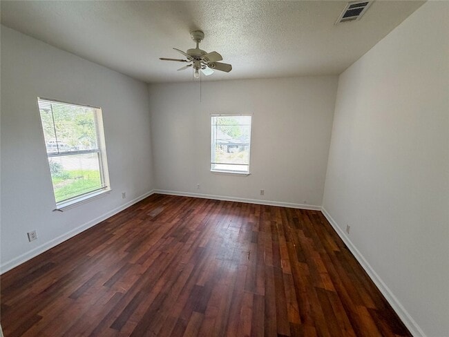 Building Photo - 114 E Hull St