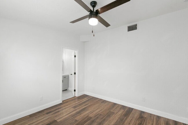 Building Photo - FULLY FENCED Home For Rent in St Petersburg!
