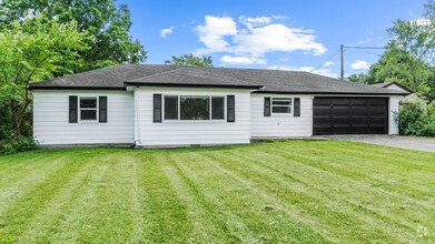 Building Photo - COMING SOON! 3 Bed/ 2 bath House!