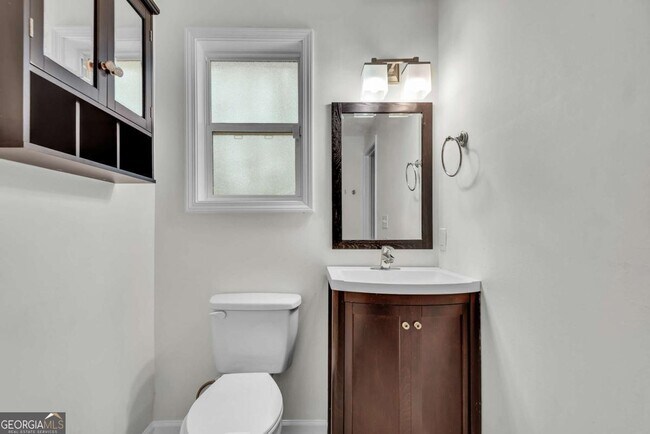 Building Photo - 2015 E Camellia Dr