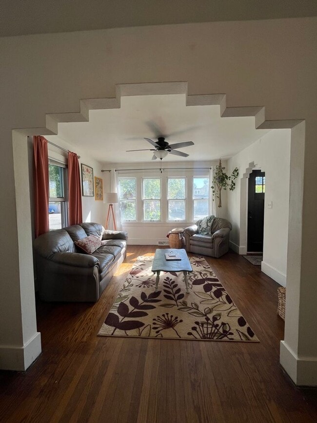 Building Photo - Three Bedroom House in La Crosse