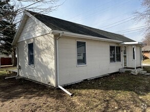 Building Photo - Beautiful Recently Renovated 2-Bedroom Hom...
