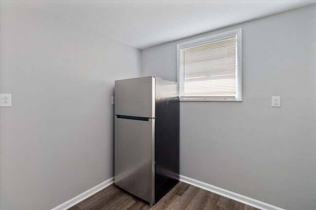 Building Photo - Huge East Savannah 4BR/2BA House For Rent